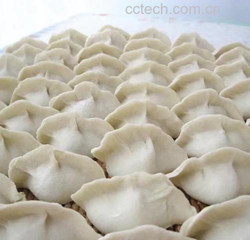 一家人围坐在一起包饺子,手法娴熟,桌上摆放着装满馅料的大碗和擀好的饺子皮 包饺子过程图