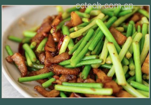 图片说明:一盘蒜薹炒洋葱牛肉菜肴,色泽鲜亮,摆盘整洁,体现食材搭配的美味与健康 蒜薹与洋葱搭配的家常菜肴