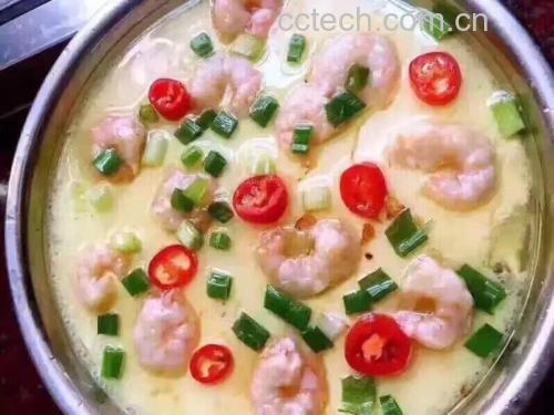 菠菜鸡蛋蒸菜切块后装盘,配以小葱点缀,色香味俱全 蒸菜切块装盘效果