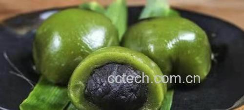 厨师正在搅拌绿色馅料,案板上有韭菜和鸡蛋 韭菜盒子馅料搅拌过程