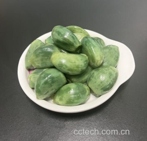 正在煮制韭菜陈醋水的锅具,旁边摆放着切好的韭菜和陈醋瓶 韭菜陈醋煮水步骤图