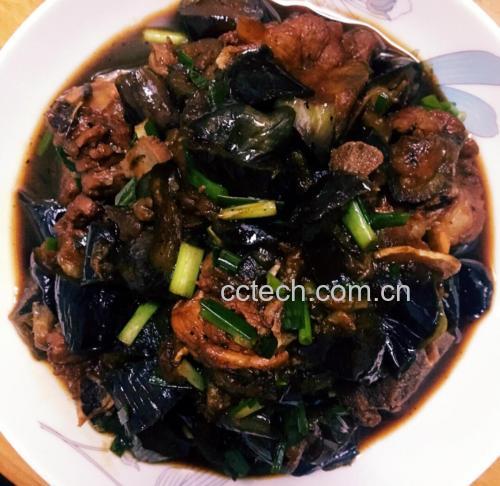 刚出锅的红烧茄子特写,强调酱汁光泽度、茄条完整度与配料色彩对比,使用青花瓷浅盘,突出‘少油不腻’视觉效果 红烧茄子成品特写:茄条饱满油亮呈琥珀红色,表面均匀裹着浓稠酱汁,点缀金黄蒜酥与翠绿葱花,盘底仅有微量亮泽酱汁,无浮油