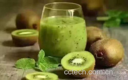 哈密瓜猕猴桃酸奶杯成品图,展示在透明玻璃杯中的绿色与黄色渐变饮品 哈密瓜猕猴桃酸奶杯