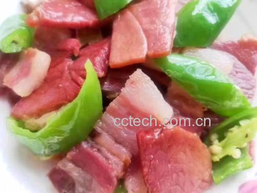 色泽鲜亮的尖椒肉丝成品图,配有青红尖椒与嫩滑肉丝 尖椒肉丝成品图