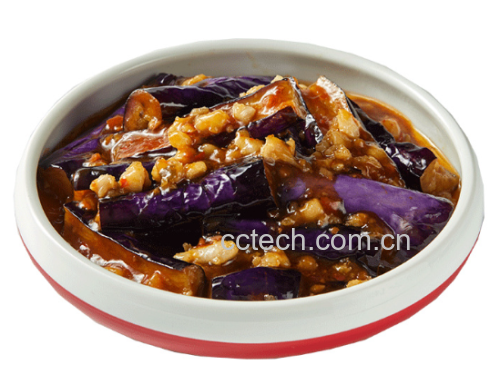 厨师正在锅中翻炒茄子与酱料,香气扑鼻 酱爆茄子翻炒过程