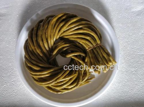 豆角与茄子的清洗与切配过程,展示食材处理细节 豆角与茄子处理过程图