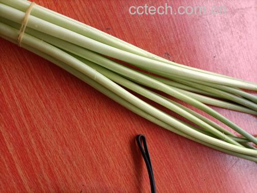 成品图展示了一盘完整的炒红菜苔,色泽鲜红翠绿,摆盘整洁,背景为木质餐桌 成品展示