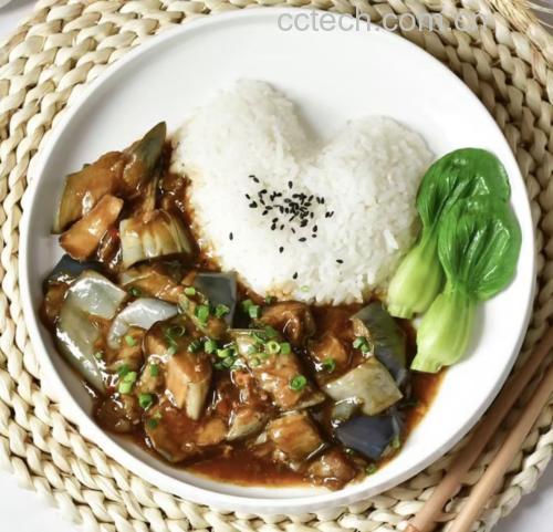 一盘香气扑鼻的茄子土豆小炒,色泽红亮,配以米饭十分诱人 成品图:茄子土豆小炒