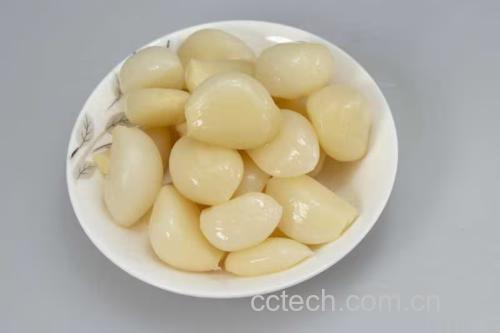 蒜瓣在白醋中腌制,形成酸辣风味 蒜瓣在醋中腌制