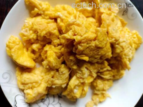 展示菠菜与鸡蛋合炒的细节操作 菠菜与鸡蛋合炒过程