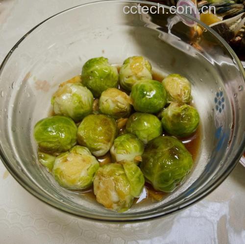 清炒甘蓝成品图,突出其烹饪后的色泽保持与健康质感,佐证维生素C热稳定性及合理烹调方式 一盘清炒甘蓝成品特写:翠绿色叶片微卷,边缘略带焦黄锅气,可见细小蒜末与透明芡汁包裹,无多余油脂浮沫,体现少油快炒工艺