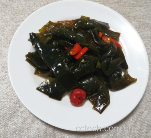 红李子凉拌菜摆盘精美,配以辣椒和蒜末点缀 红李凉拌菜摆盘图