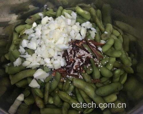 一盘色香味俱佳的牛肉炒毛豆,展现食材的自然色泽与搭配美感 牛肉炒毛豆成品图