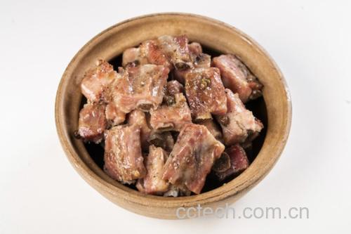 一个陶瓷砂锅正在炉灶上慢炖,锅盖微开,冒出袅袅热气,锅内可见乳白色汤汁中漂浮着排骨和半透明的白萝卜块,旁边放着盐罐和胡椒瓶,体现家庭温馨烹饪氛围 图片描述