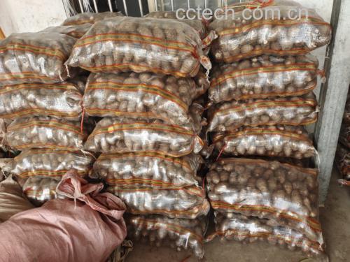 芋头营养成分表展示其富含碳水化合物、膳食纤维、维生素C和钾等营养素 芋头的营养成分表