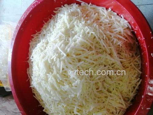 展示蒜苗与土豆丝在锅中翻炒的场景,锅铲与食材清晰可见 蒜苗土豆丝翻炒过程