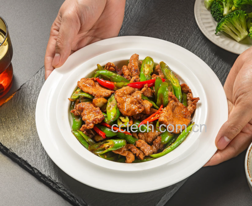 一盘香气扑鼻的红椒炒猪肉,红椒鲜亮,猪肉嫩滑,摆盘美观 红椒炒猪肉成品图