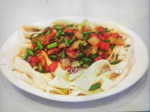 一碗热汤面上撒有新鲜小葱花,香气扑鼻,令人食欲大开 一碗热腾腾的汤面撒上小葱花