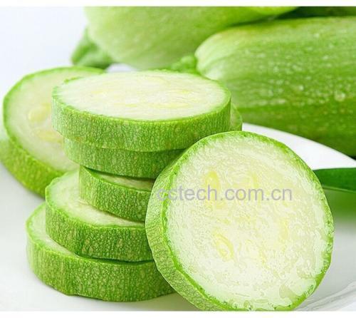 图片说明:一道色香味俱全的西葫芦炒白菜盛放在白色瓷盘中,色泽清新,诱人食欲 成品图:炒好的西葫芦和白菜盛在白瓷盘中