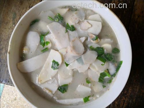 一碗热腾腾的水瓜毛芋头瘦肉汤,汤色清澈,水瓜与芋头清晰可见,旁边放着筷子和碗 水瓜毛芋头瘦肉汤成品图