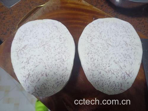 手工搓好的香芋地瓜丸整齐排列在案板上 香芋地瓜丸成品展示