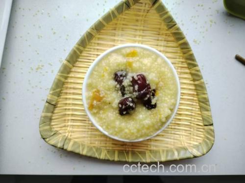 山药大枣小米粥食材准备图,展示洗净的山药丁、泡好的小米、去核红枣整齐摆放在案板上 山药大枣小米粥食材准备图