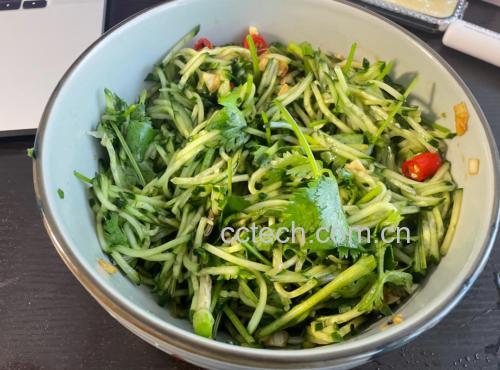 一碗热气腾腾的清汤面,上面撒着切碎的新鲜香菜末,旁边放着一碟凉拌黄瓜,展现香菜在日常饮食中的实际应用 香菜入菜场景图