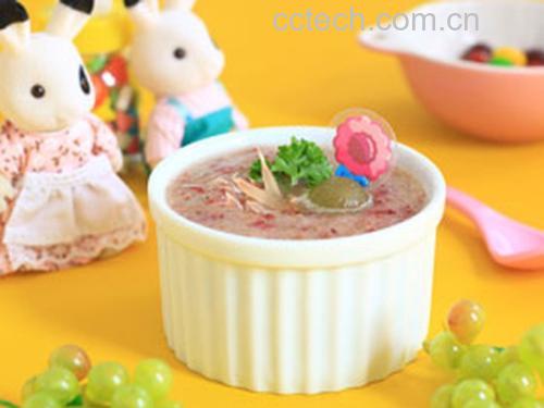 真实孕期生活场景图,强调食材安全性与食用便捷性,无加工、无添加,突出‘即洗即食’特性 孕妇手捧洗净圣女果:亚洲女性孕中期(约24周)手部特写,指甲修剪整洁,手腕戴医用硅胶防滑腕带,掌心托着12颗鲜红圣女果,背景虚化为浅灰亚麻布,体现安全、洁净、日常可操作性