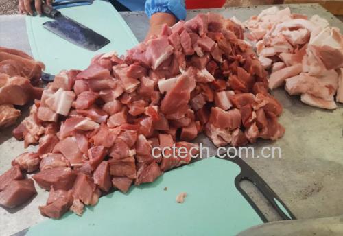 厨房操作台上整齐摆放着新鲜的带皮五花肉块、去皮切片的白色槟榔芋头、酱油瓶、冰糖、八角、桂皮等烹饪所需全部原材料,背景为中式灶台,光线自然明亮 食材摆放示意图