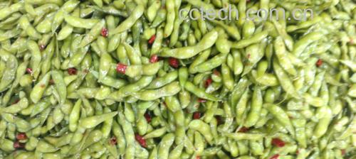 图片说明:一道色香味俱全的清炒白扁豆菜品,配以胡萝卜丁和木耳片 白扁豆烹饪成品图,展示一道家常清炒白扁豆菜肴