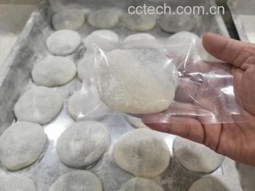 手工搓制芋圆的过程展示,小圆球排列整齐,质感细腻有光泽 芋圆手工搓制过程图
