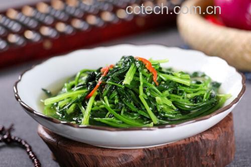 白色瓷盘中盛放一份清炒山芹,菜色翠绿油亮,蒜片点缀其间,旁边搭配木筷一双,背景虚化呈现简约中式餐桌环境 清炒山芹成品特写摆盘