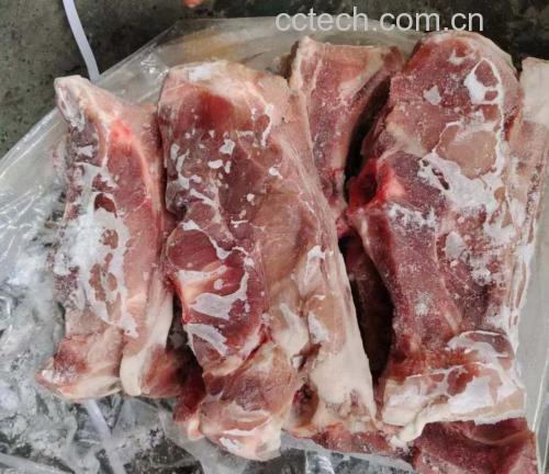 焯水后的猪骨表面干净无血沫,准备入锅炖煮 焯水后的猪骨