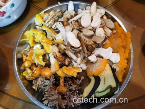 豆角蘑菇炒好装盘,色泽鲜亮,香气扑鼻 豆角蘑菇炒好的成品图