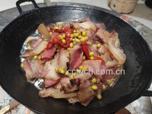蚕豆炒腊肉成品图