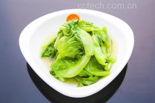 家庭餐桌上摆放生菜菜肴的场景