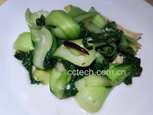 油菜焯水过程,锅中热水加入盐和油,快速焯烫后放入冷水浸泡 凉拌油菜焯水步骤