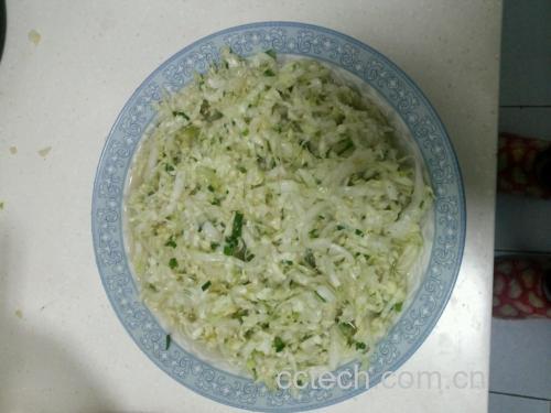 成品凉拌油菜,摆盘精致,色泽鲜亮,酱汁均匀裹在叶片上 凉拌油菜成品图