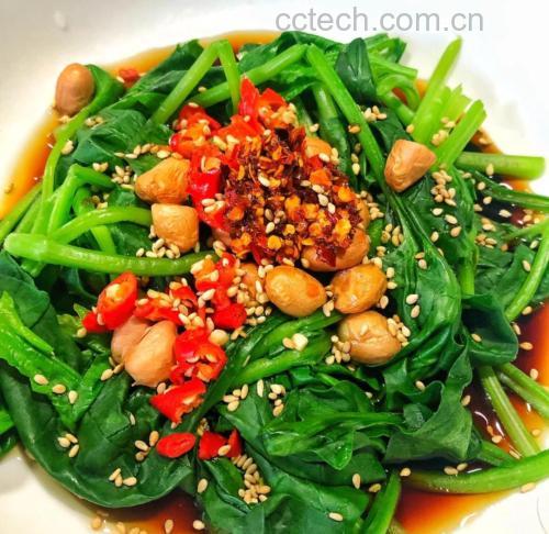 凉拌油菜装盘展示,配以芝麻点缀,色泽诱人 凉拌油菜装盘图