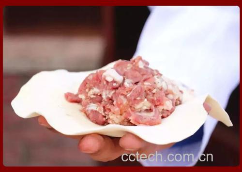 手工包饺子的过程,展示如何将馅料包裹进饺子皮中并捏出褶子 包饺子过程图