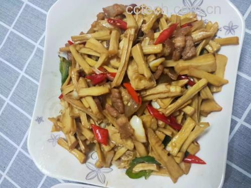 蘑菇炒油菜成品图:色泽鲜亮,香气扑鼻的家常炒菜 蘑菇炒油菜成品图