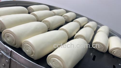 蒸锅正在加热,红枣整齐地摆放在蒸笼中,蒸汽升腾 蒸红枣过程图