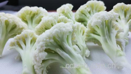 松花菜与西兰花在炒锅中翻炒,背景为健康饮食摆盘 松花菜与西兰花的烹饪搭配图