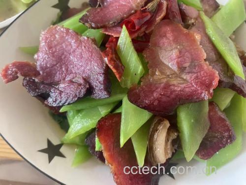 豆角与猪肉一起翻炒的画面,锅中热气腾腾,展现家常美味 豆角炒肉配图