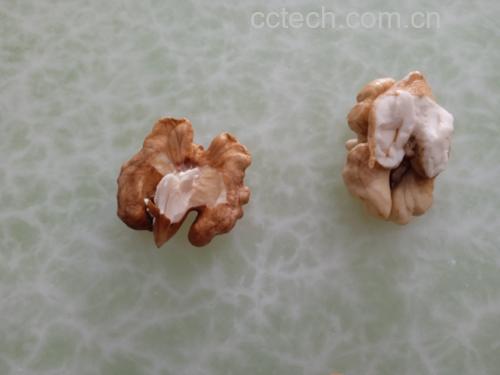一位银发老人正在轻松享用装在碗中的核桃制品,背景温馨居家 老年人享用核桃制品的画面