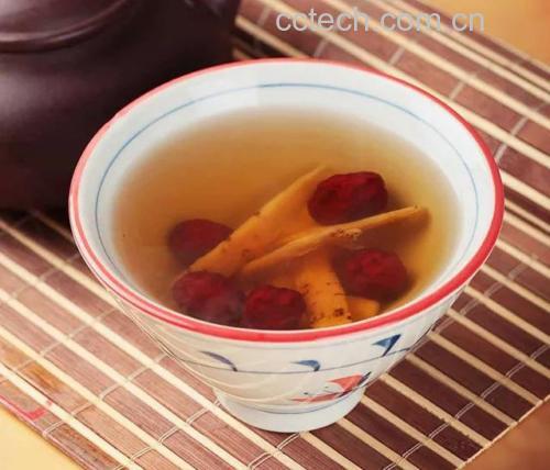 熟地黄与红枣、枸杞、当归搭配泡茶,展现日常养生饮用方式 熟地黄与其他中药材搭配泡茶图