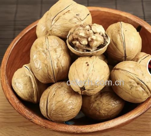 展示一碗新鲜核桃仁与健康饮食背景 核桃与尿酸关系
