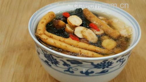 一碗热腾腾的北沙参炖汤,搭配红枣与枸杞,营养又美味 北沙参炖汤成品图