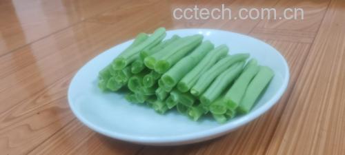展示豆角在锅中翻炒的场景,强调高温烹饪的重要性 豆角烹饪过程图