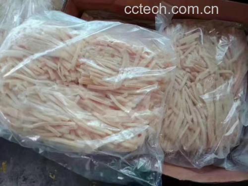一道清爽的凉拌菜,盘中可见嫩姜片与金黄鸡丝搭配,色泽诱人 凉拌子姜鸡丝配图